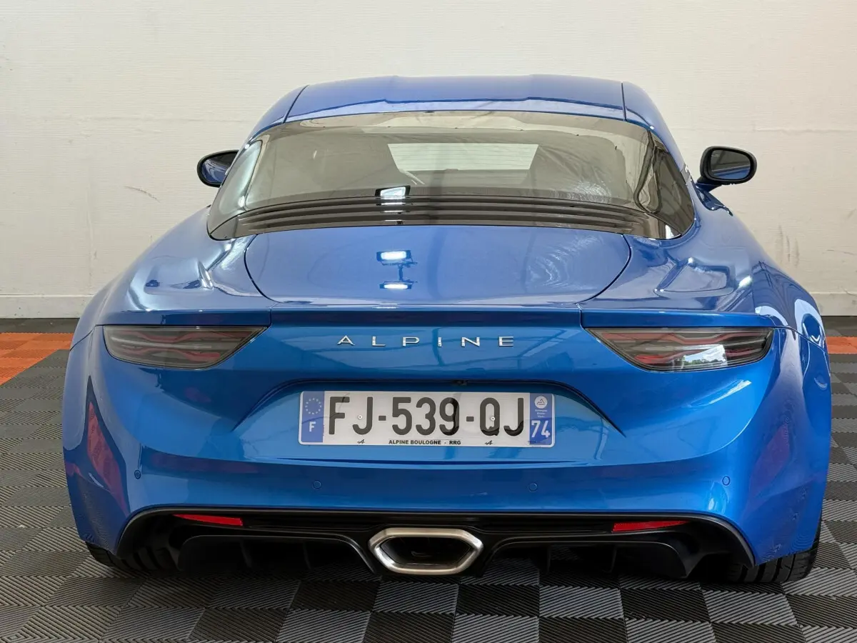 Vue arrière d'une Alpine A110 Légende bleue 2019 avec feux LED et sortie d'échappement centrale hexagonale.