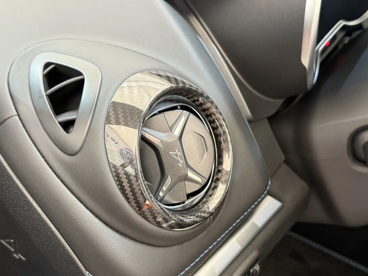 Gros plan sur la sortie d'air circulaire en carbone du tableau de bord noir de l'Alpine A110 Légende 2019.