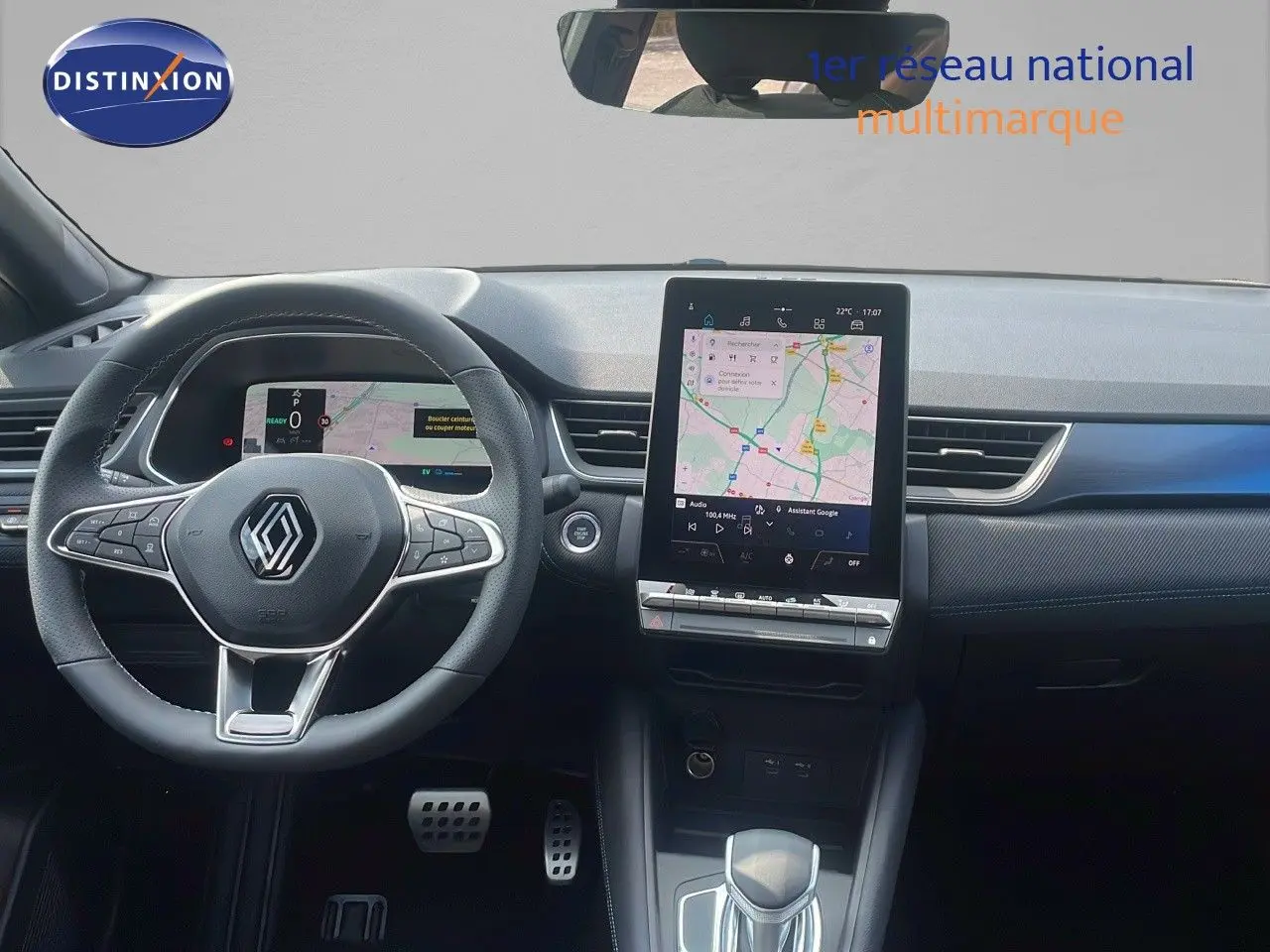 Vue intérieure du tableau de bord du Renault Captur E-Tech hybride 2025, avec volant multifonction et écran tactile central.