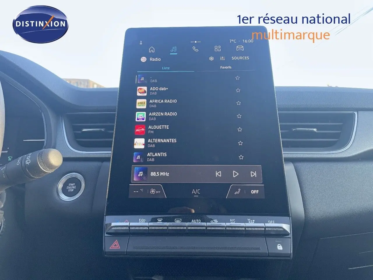 Vue intérieure centrée sur l'écran tactile vertical du tableau de bord du Renault Captur E-Tech hybride 2025.