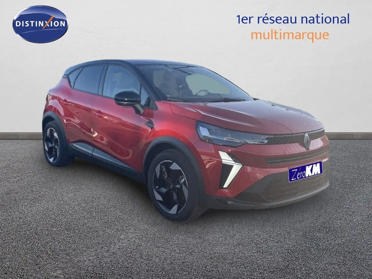 Vue 3/4 avant gauche du Renault Captur E-Tech hybride rouge passion avec toit noir et jantes noires distinctives.
