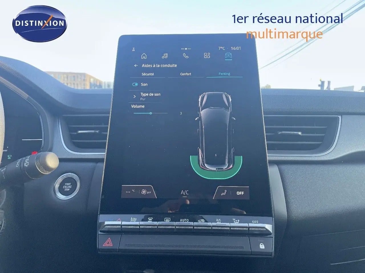 Vue rapprochée de l’écran tactile central du Renault Captur E-Tech hybride, avec tableau de bord noir et commandes visibles.