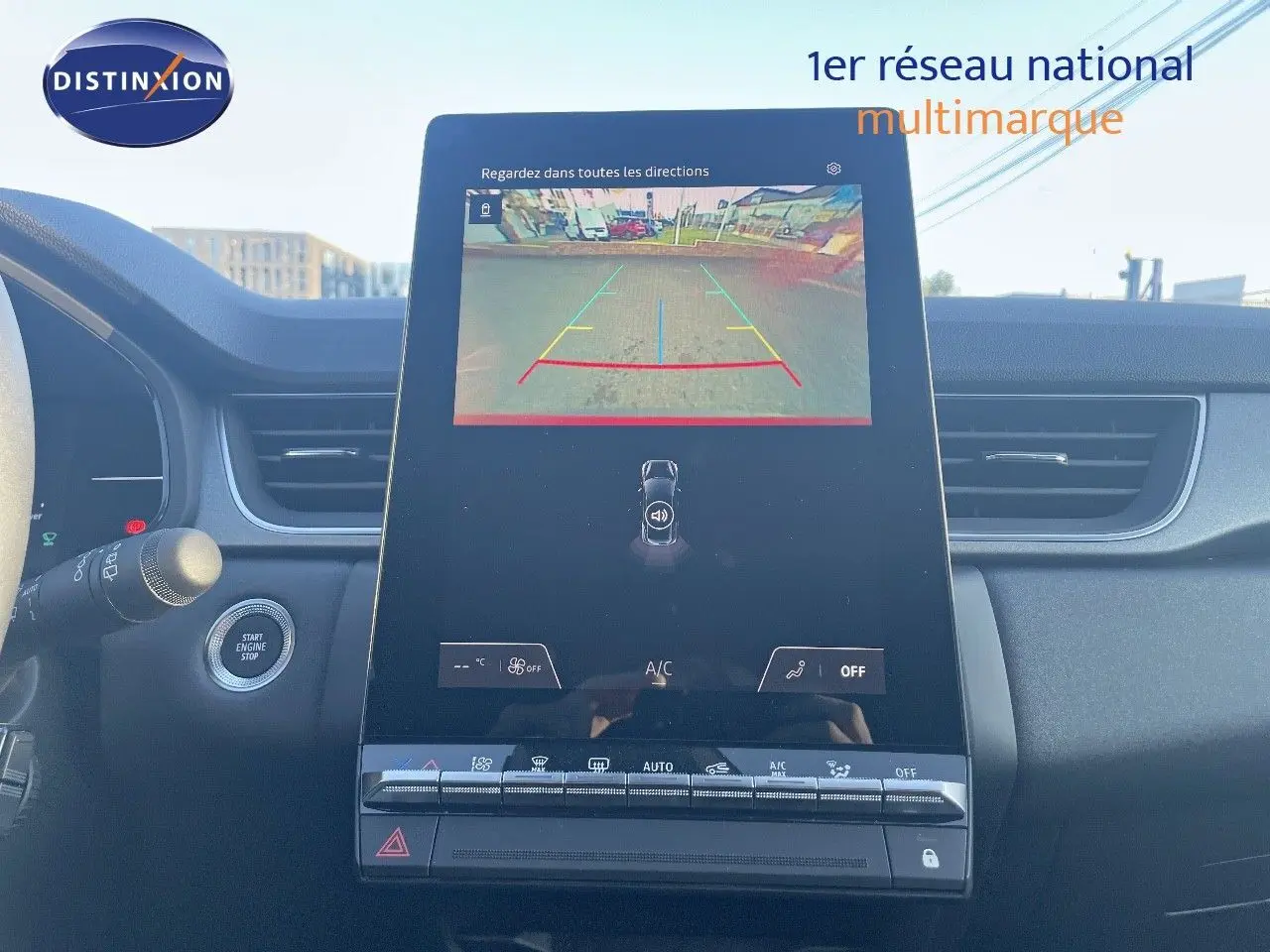 Vue rapprochée de l’écran central tactile affichant la caméra de recul du Renault Captur rouge passion toit noir.