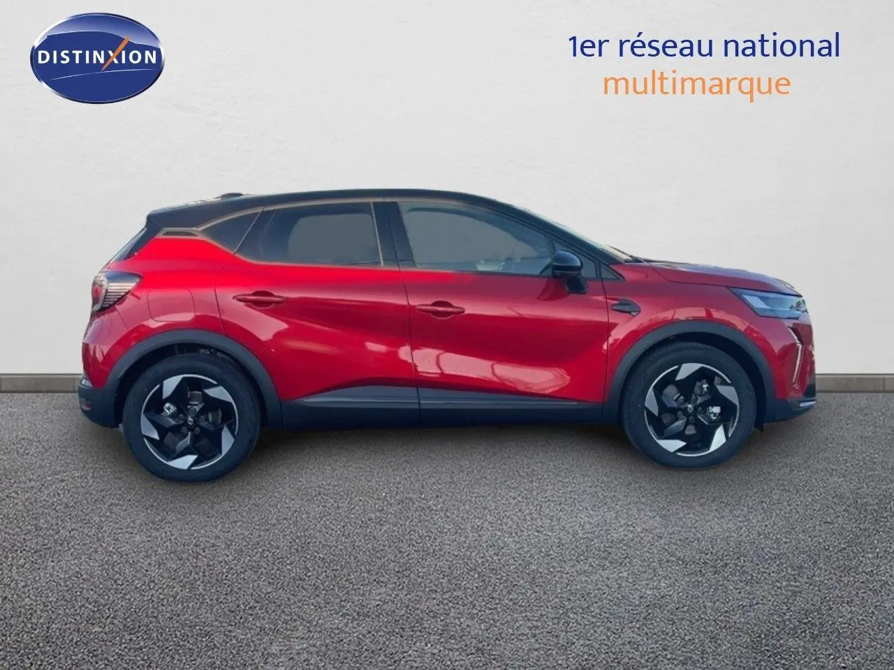 Profil droit du Renault Captur E-Tech hybride rouge passion avec toit noir, soulignant ses jantes noires et design moderne.