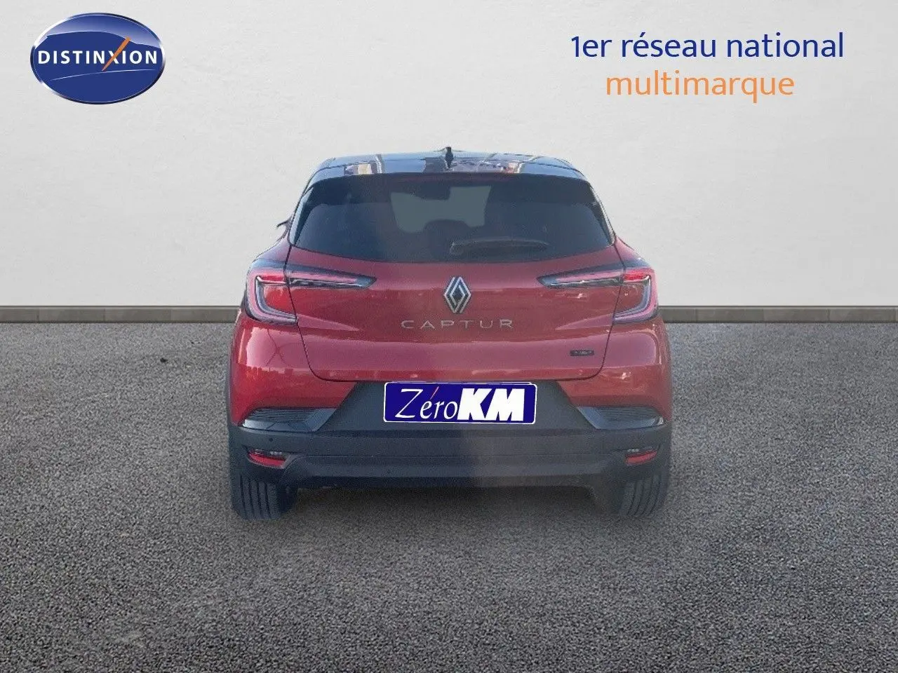 Vue arrière du Renault Captur E-Tech hybride rouge passion avec toit noir, montrant ses feux LED et logo central.