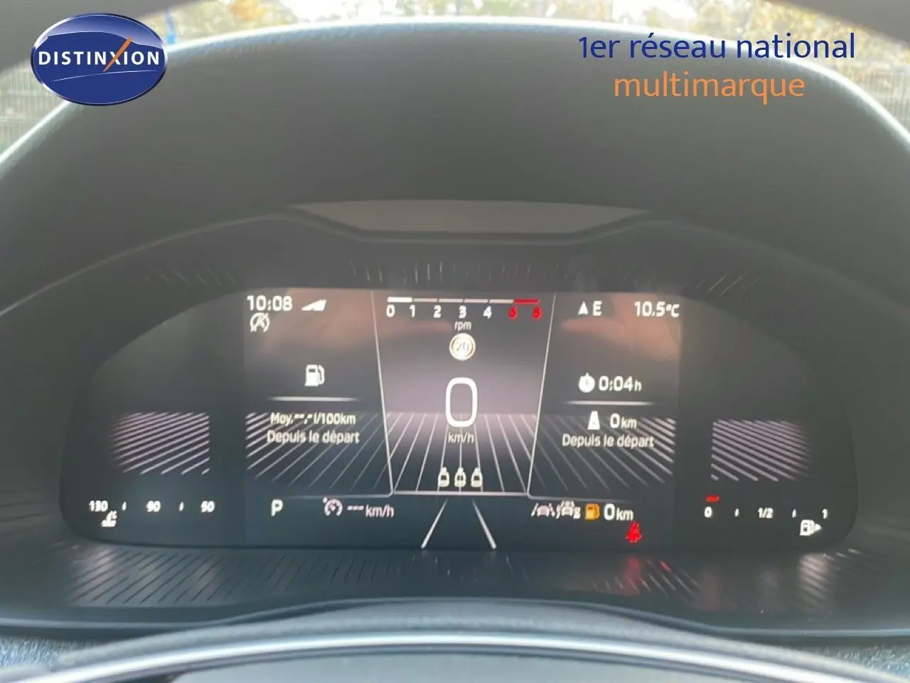 Tableau de bord numérique du Skoda Kamiq gris argent, affichant la vitesse à 0 km/h et diverses informations de conduite.