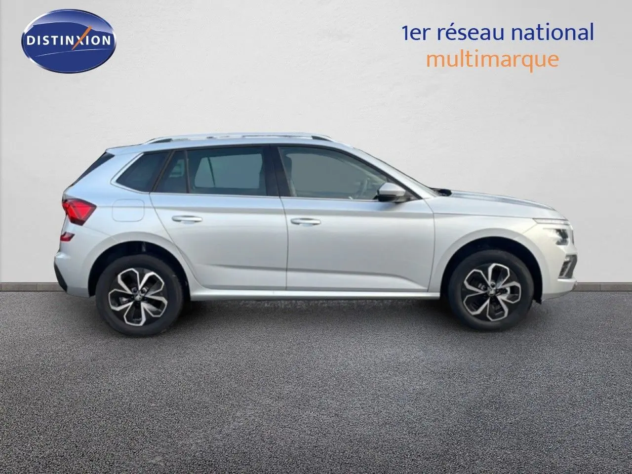 SKODA KAMIQ gris argent métal vu de profil côté gauche, avec jantes alliage bicolores et feux arrière LED.