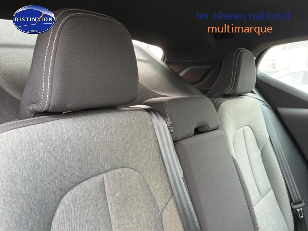 Vue rapprochée des sièges arrière gris city block anthracite du Volvo XC40 T4 Recharge 2023, avec appuie-têtes et ceintures visibles.