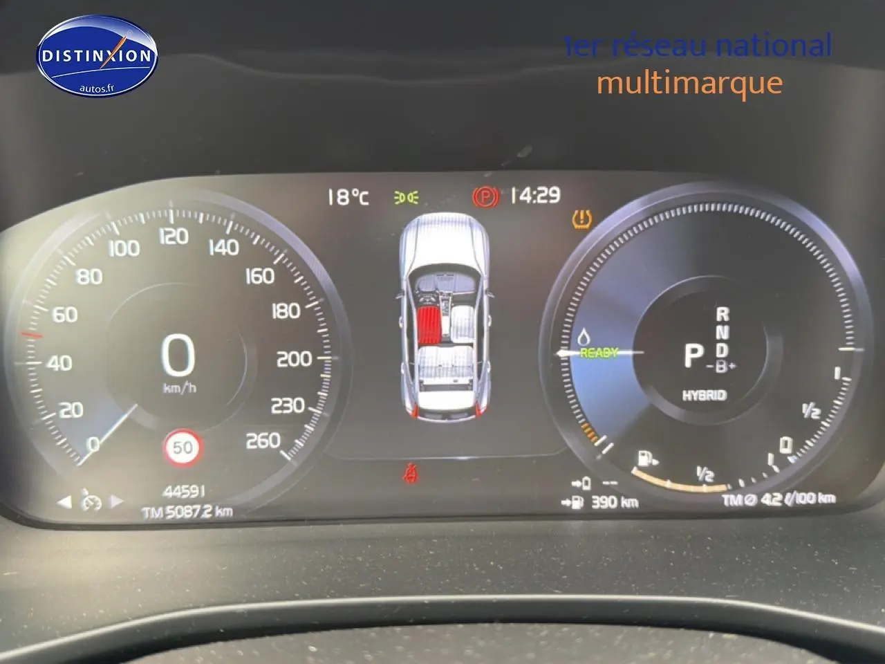 Tableau de bord numérique du Volvo XC40 T4 hybride 2023 affichant vitesse, autonomie et état des portes.