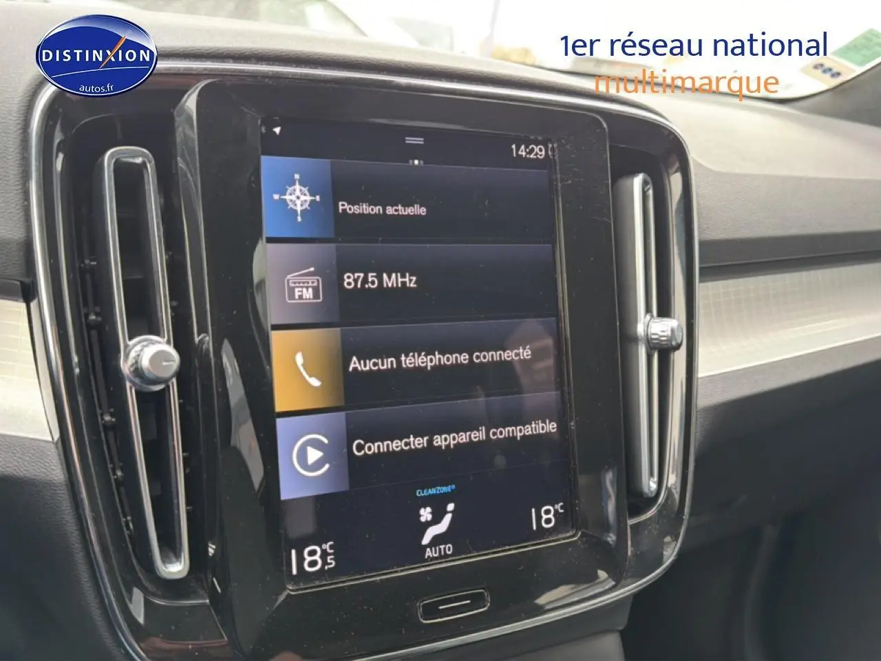 Vue rapprochée de l’écran tactile central noir du tableau de bord du Volvo XC40 gris 2023.