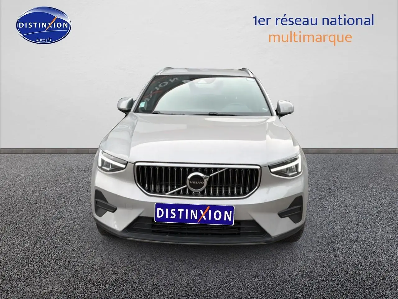 Vue avant d'un Volvo XC40 gris 2023 avec calandre verticale et phares LED distinctifs.