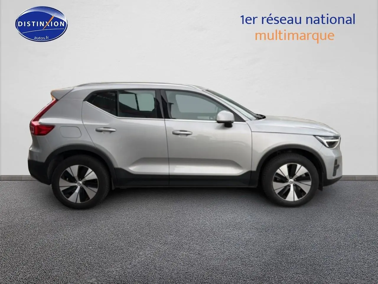 Profil droit d’un Volvo XC40 T4 recharge gris 2023 avec jantes alu et lignes épurées.