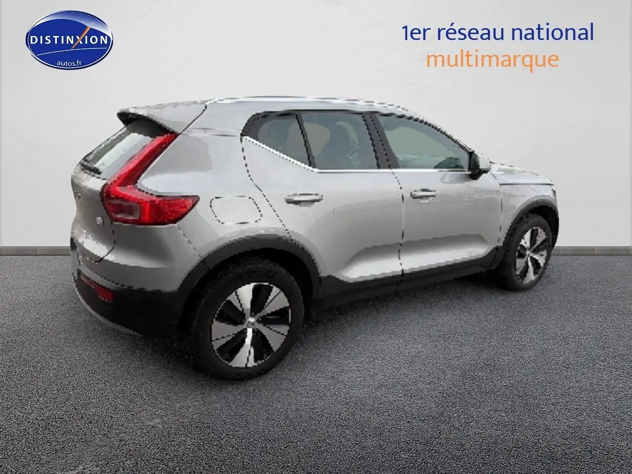 Vue 3/4 arrière droite d'un Volvo XC40 T4 gris avec jantes alu et feux arrière LED distinctifs.