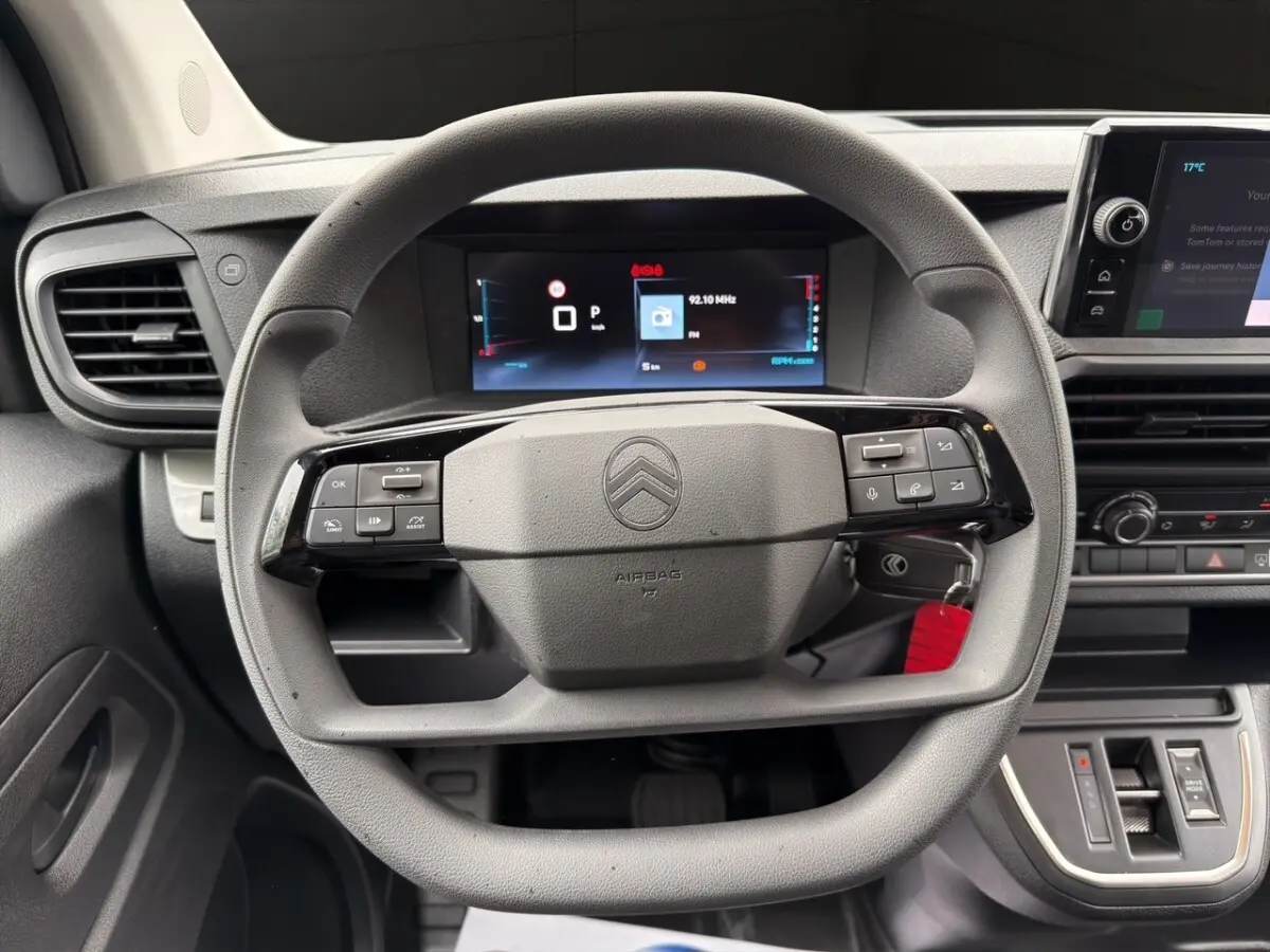 Vue centrée sur le volant multifonctions gris du Citroën Jumpy XL 2026 avec tableau de bord numérique et écran tactile.