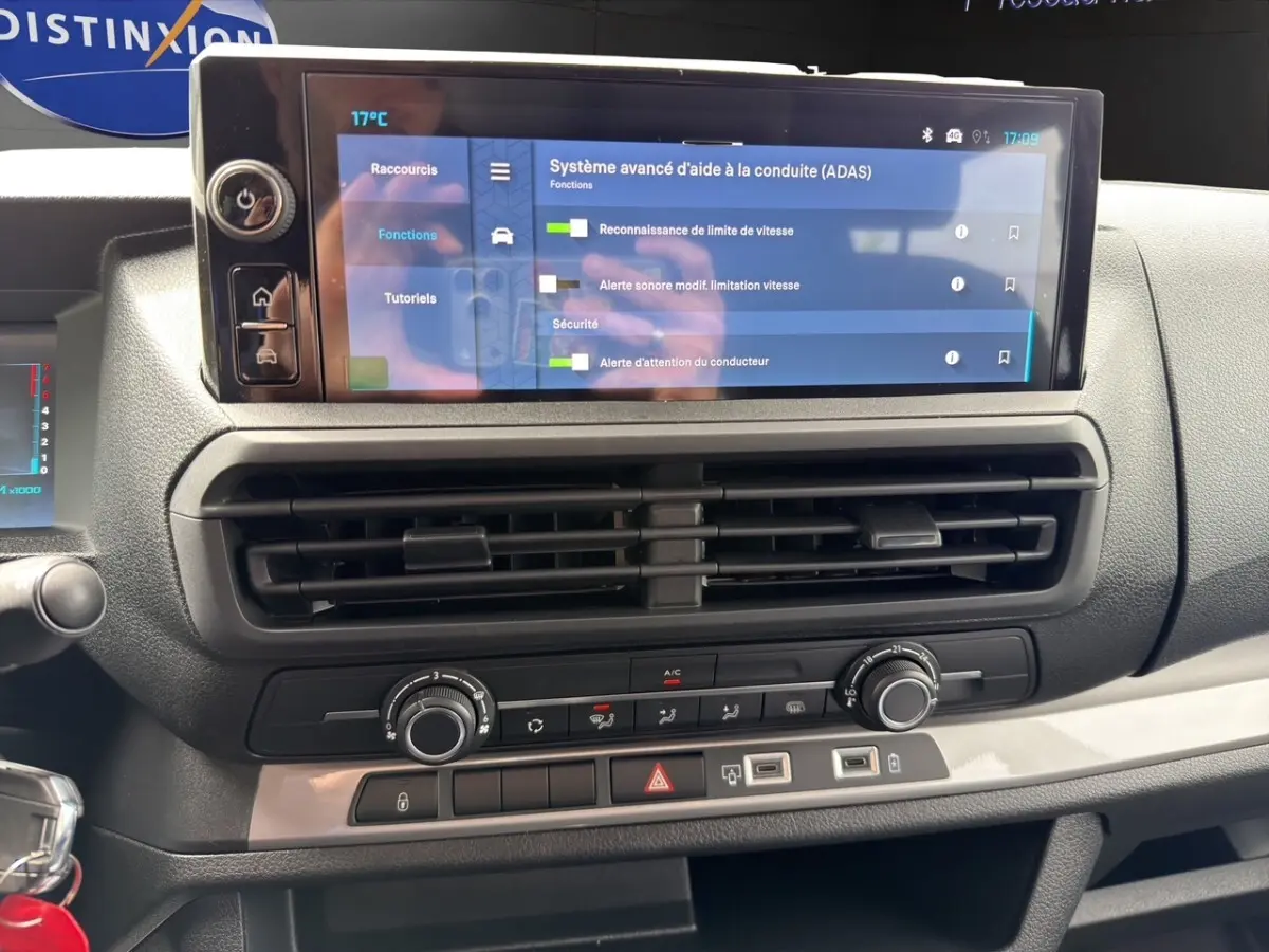 Vue rapprochée de l'écran tactile et de la console centrale du Citroën Jumpy XL 2026, affichant l'aide à la conduite.