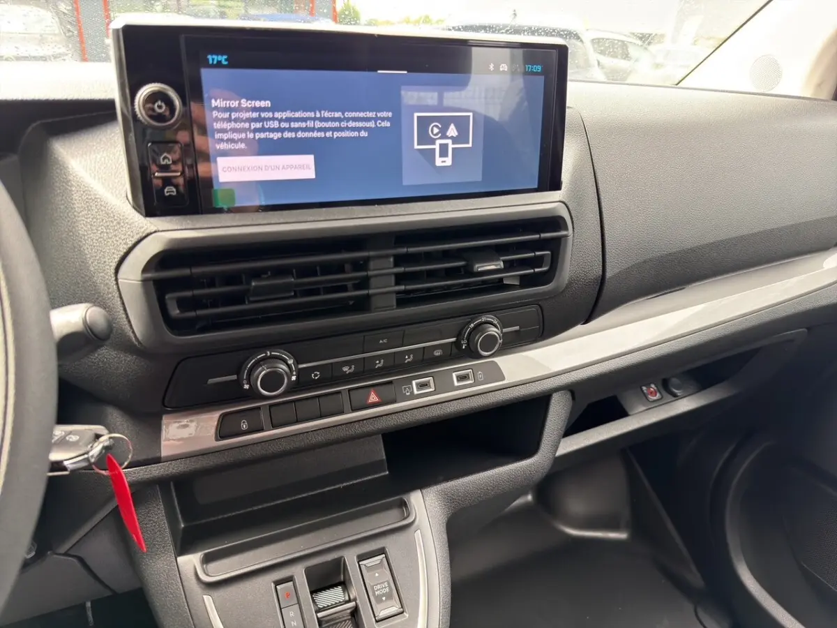 Vue intérieure du tableau de bord du Citroën Jumpy XL 2026, avec écran tactile central et commandes climatisation visibles.