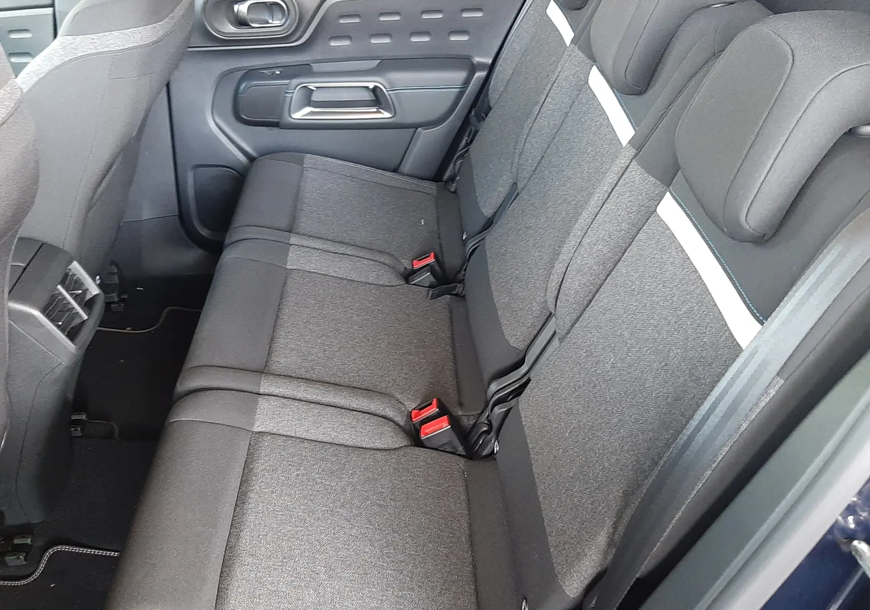 Vue intérieure côté droit des sièges arrière gris tissu avec bande blanche du Citroën C5 Aircross 2025 bleu Eclipse.
