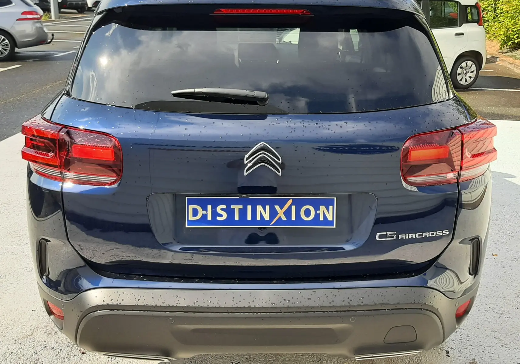 Vue arrière d'un Citroën C5 Aircross bleu éclipse 2025 avec feux LED et logo distinctif au centre du hayon.