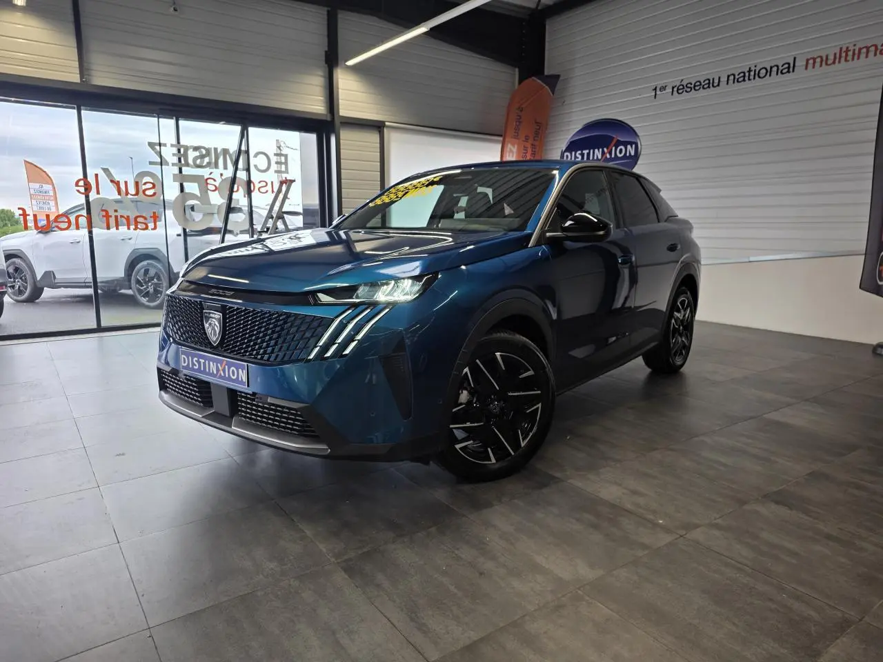 Peugeot 3008 bleu métallisé en 3/4 avant droit, avec calandre noire et jantes alliage noires, en showroom.