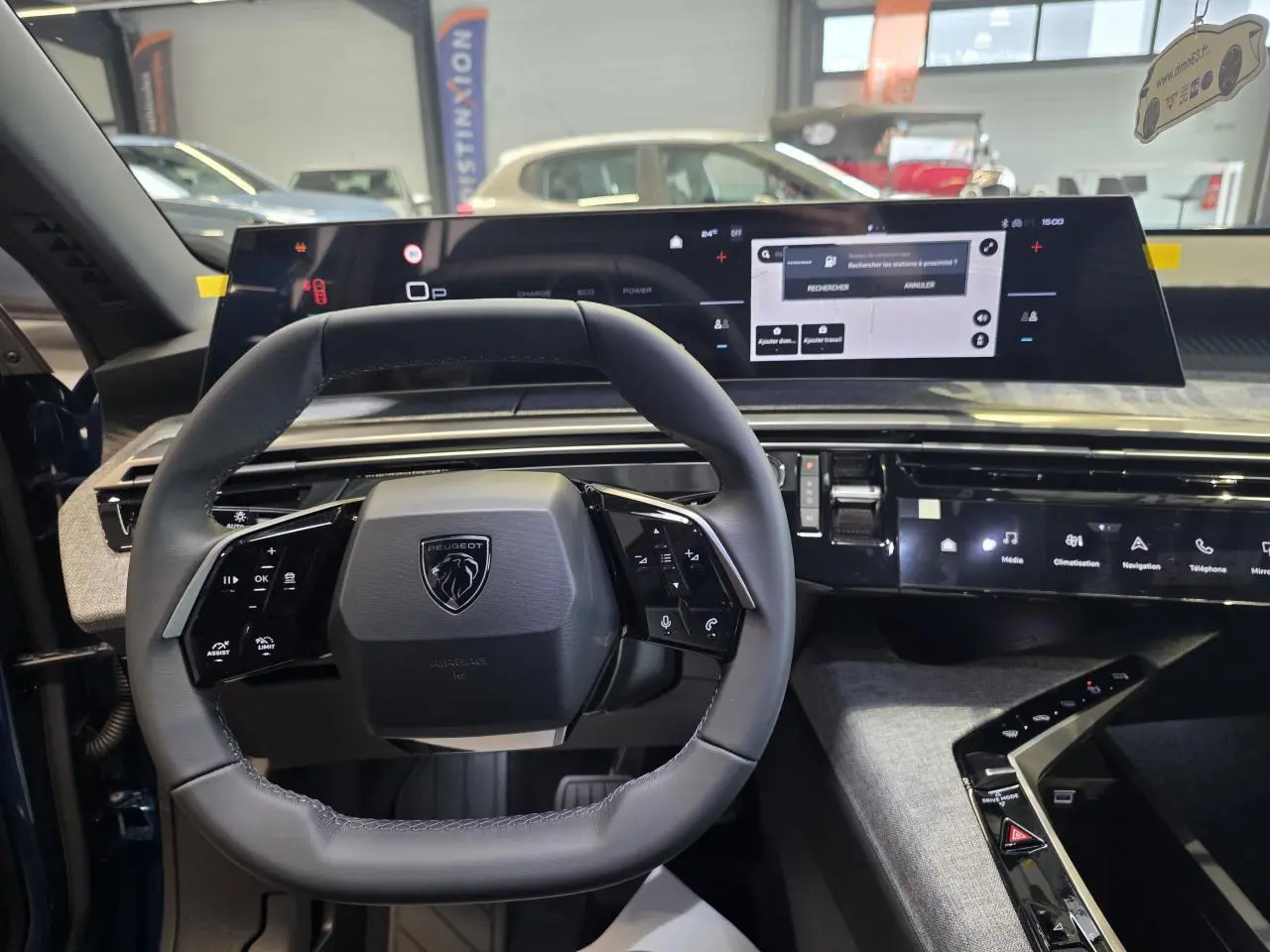 Vue intérieure du volant compact cuir noir et du tableau de bord numérique du Peugeot 3008 Hybrid 2026.
