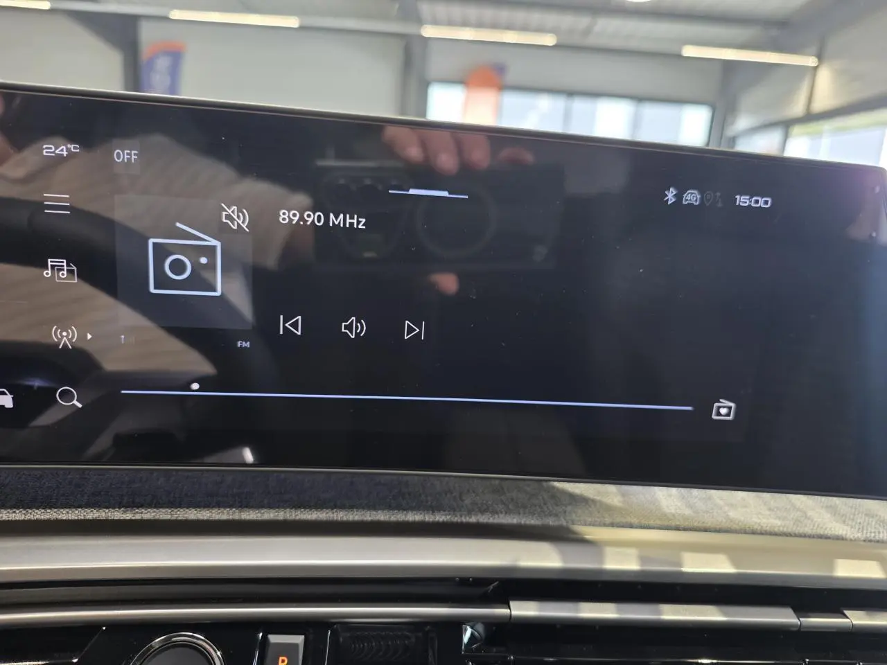 Écran tactile central du Peugeot 3008 Hybrid 2026 affichant la radio FM à 89,90 MHz, avec décor tissu Rimini chiné.