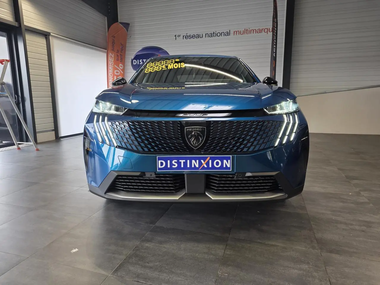 Vue frontale d'un Peugeot 3008 bleu métallisé avec calandre noire texturée et feux LED à griffes distinctifs.