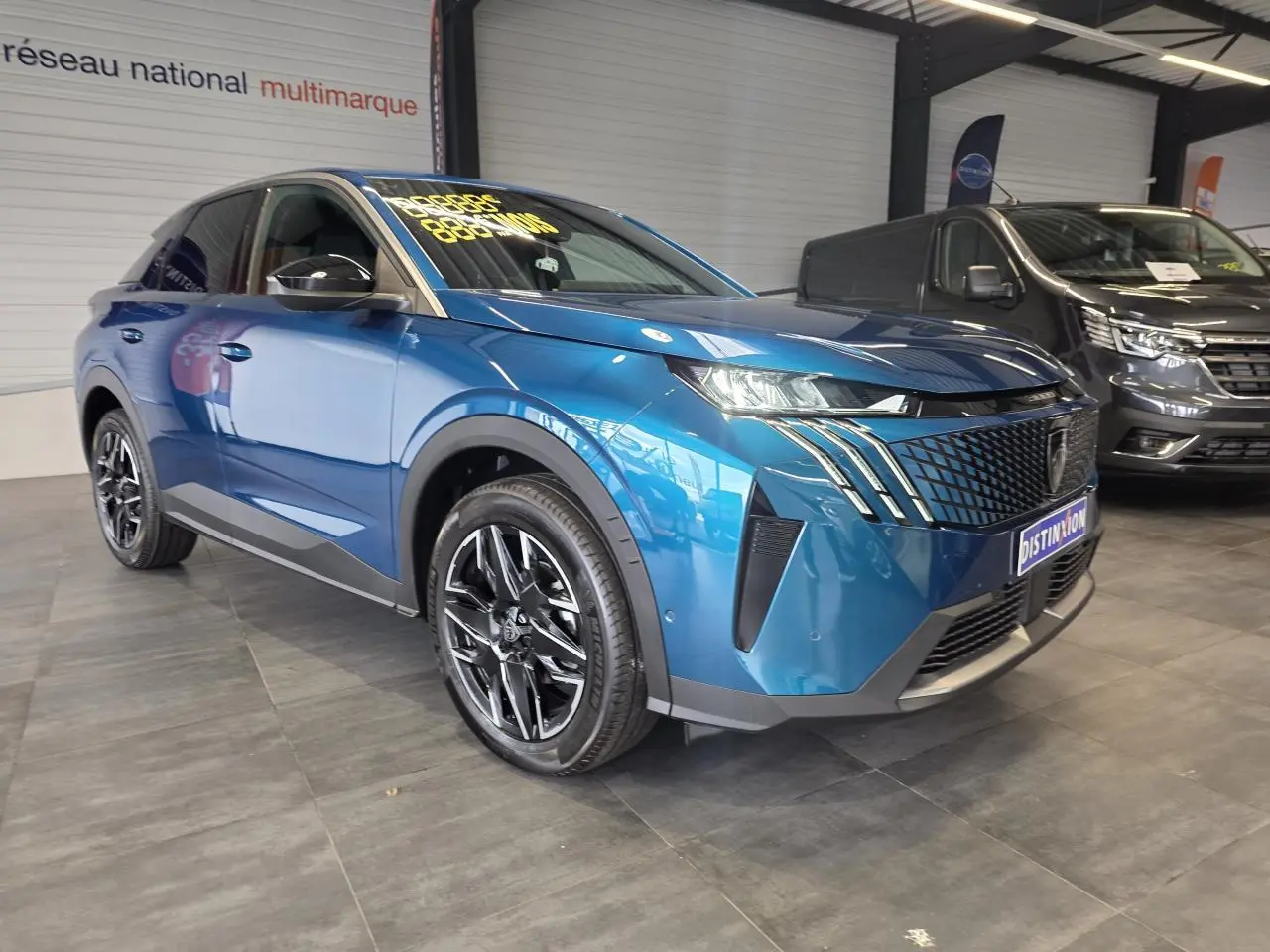 Peugeot 3008 bleu métallisé en 3/4 avant droit avec calandre noire et jantes alliage 18 pouces Basel.