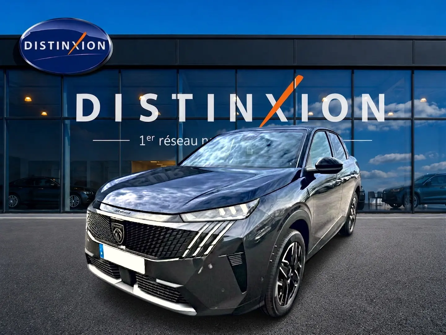 Peugeot 3008 gris titane en 3/4 avant droit, avec calandre distinctive et jantes alu noires devant showroom Distinxion.