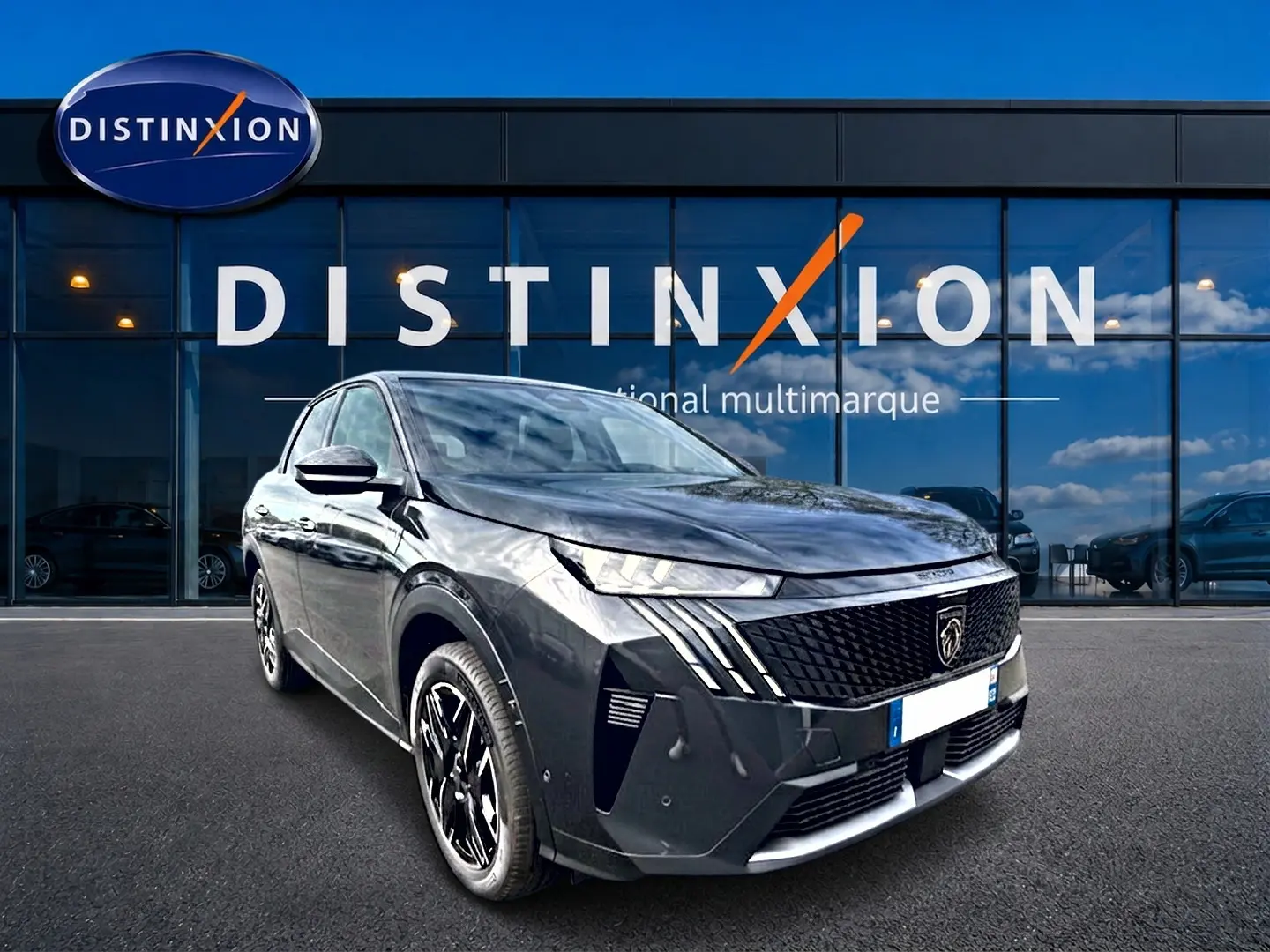 Peugeot 3008 gris titane en 3/4 avant droit, avec calandre noire distinctive et jantes alu noires.