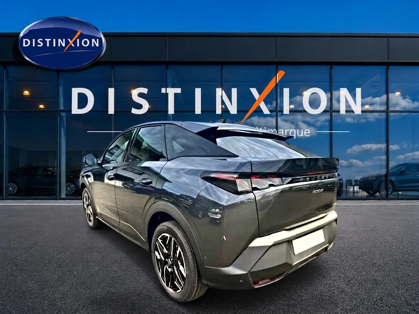 Peugeot 3008 gris titane en 3/4 arrière droit, avec jantes alu et feux arrière LED distinctifs.