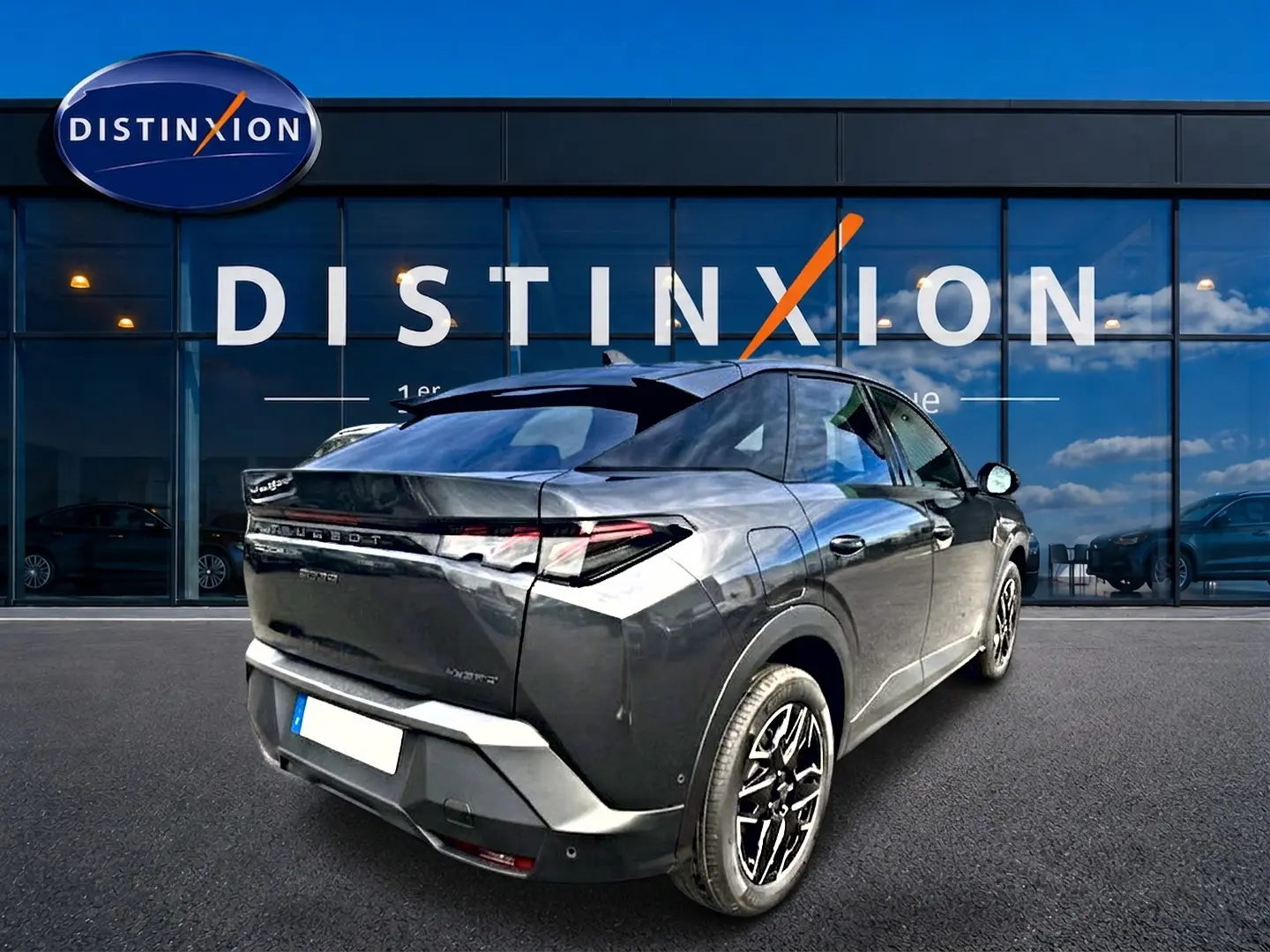 Peugeot 3008 gris titane en 3/4 arrière droit, avec jantes alliage et feux arrière LED distinctifs.