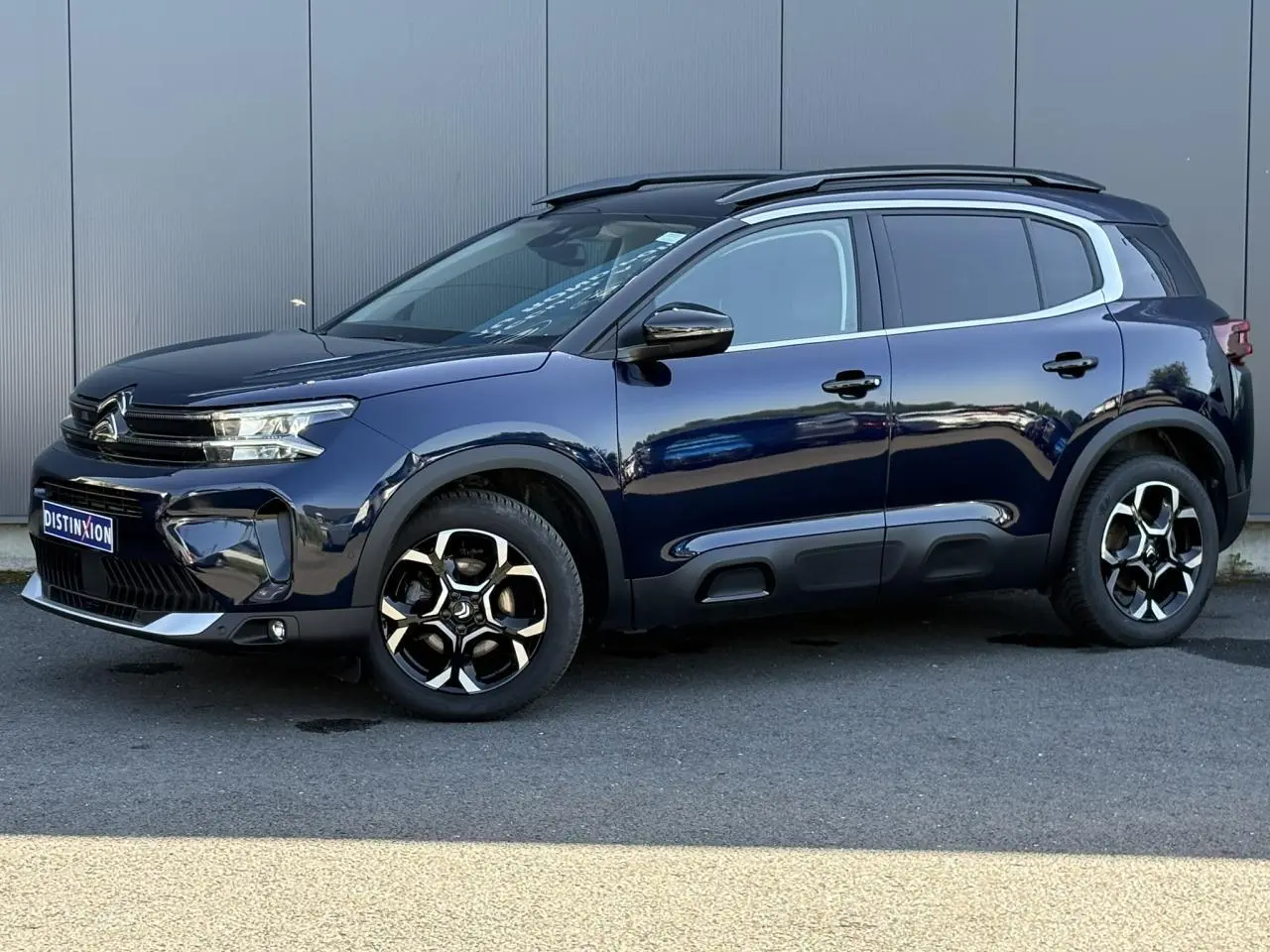 Citroën C5 Aircross Hybrid bleu Eclipse en profil droit, avec jantes alliage bi-ton et protections Airbump noires.