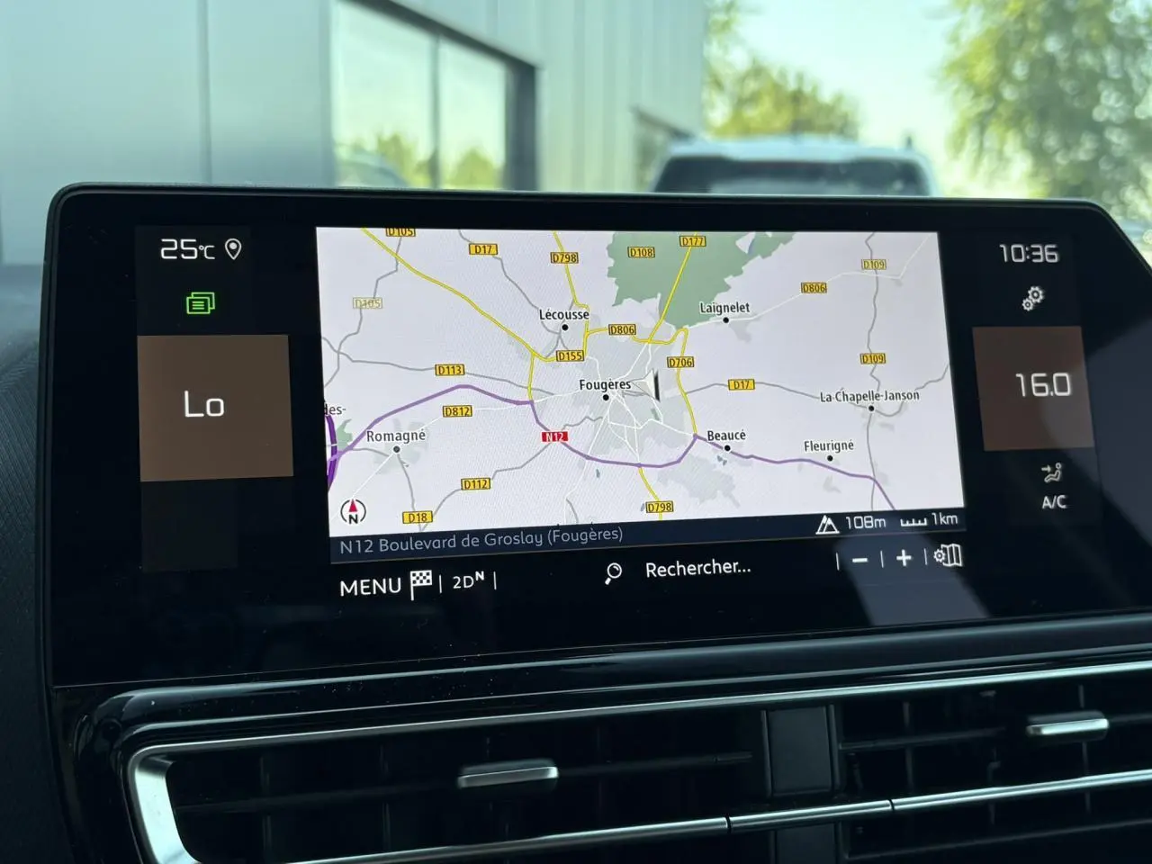 Écran tactile GPS 10 pouces du Citroën C5 Aircross Hybrid, affichant une carte routière en intérieur.