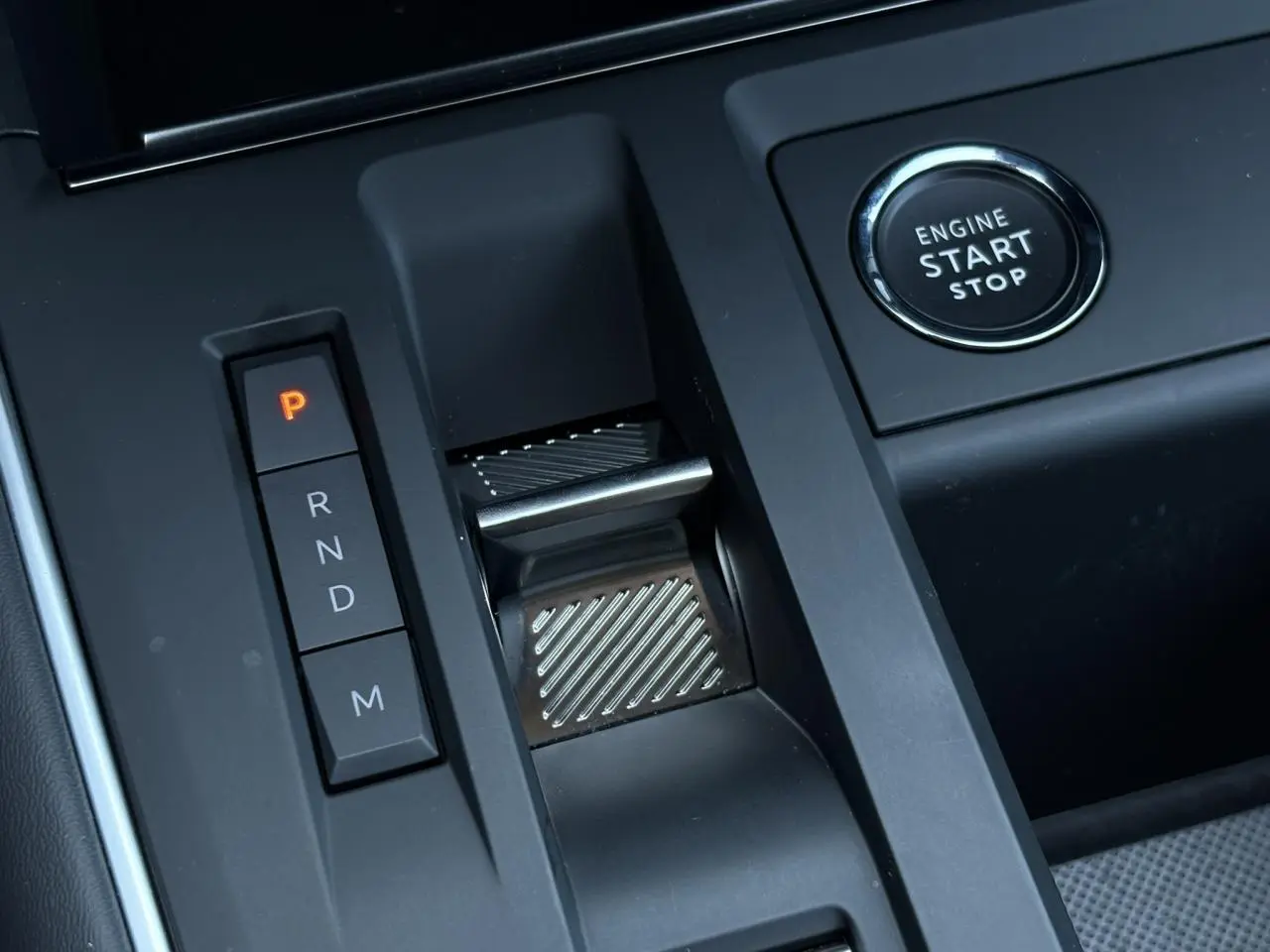 Gros plan sur la console centrale noire du Citroën C5 Aircross Hybrid avec sélecteur de vitesse électronique et bouton start/stop.
