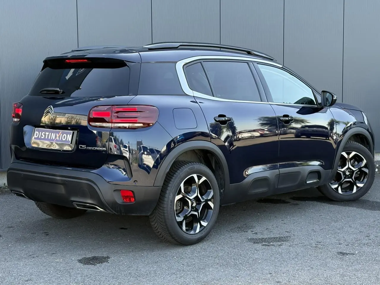 Vue 3/4 arrière droite du Citroën C5 Aircross Hybrid 145 bleu Eclipse avec jantes diamantées et hayon électrique.
