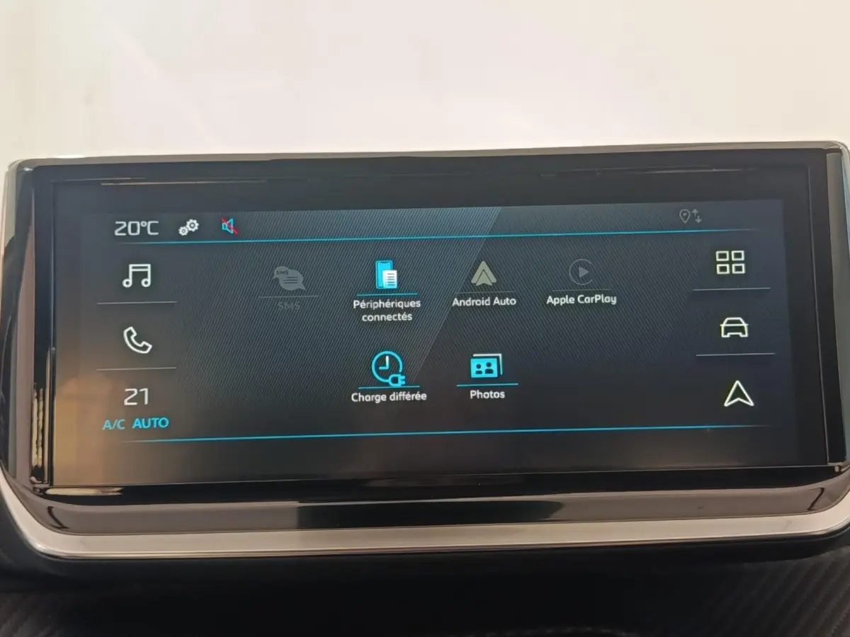 Écran tactile central de la Peugeot 208 électrique 2024 affichant Android Auto et Apple CarPlay, interface en français.