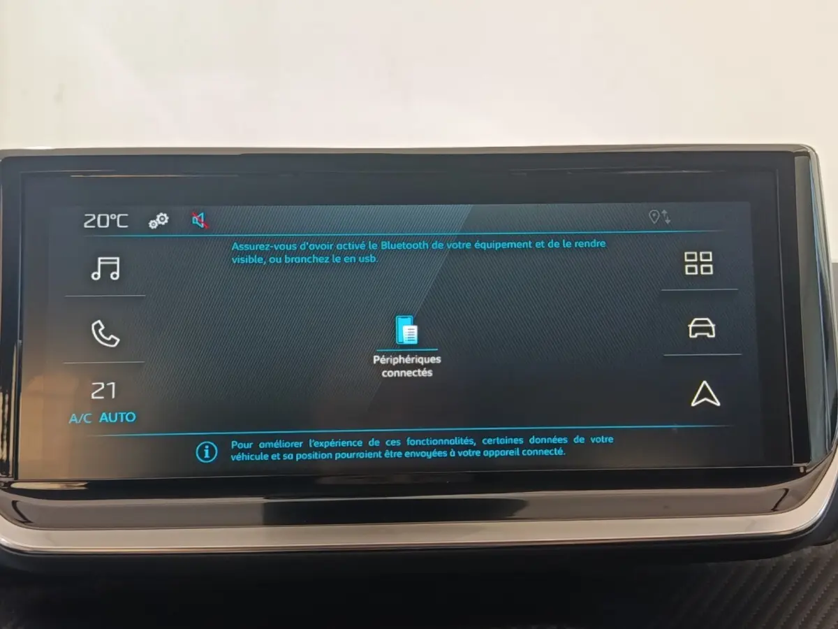 Écran tactile central de la Peugeot 208 électrique 2024 affichant la connexion Bluetooth et les réglages climatisation.
