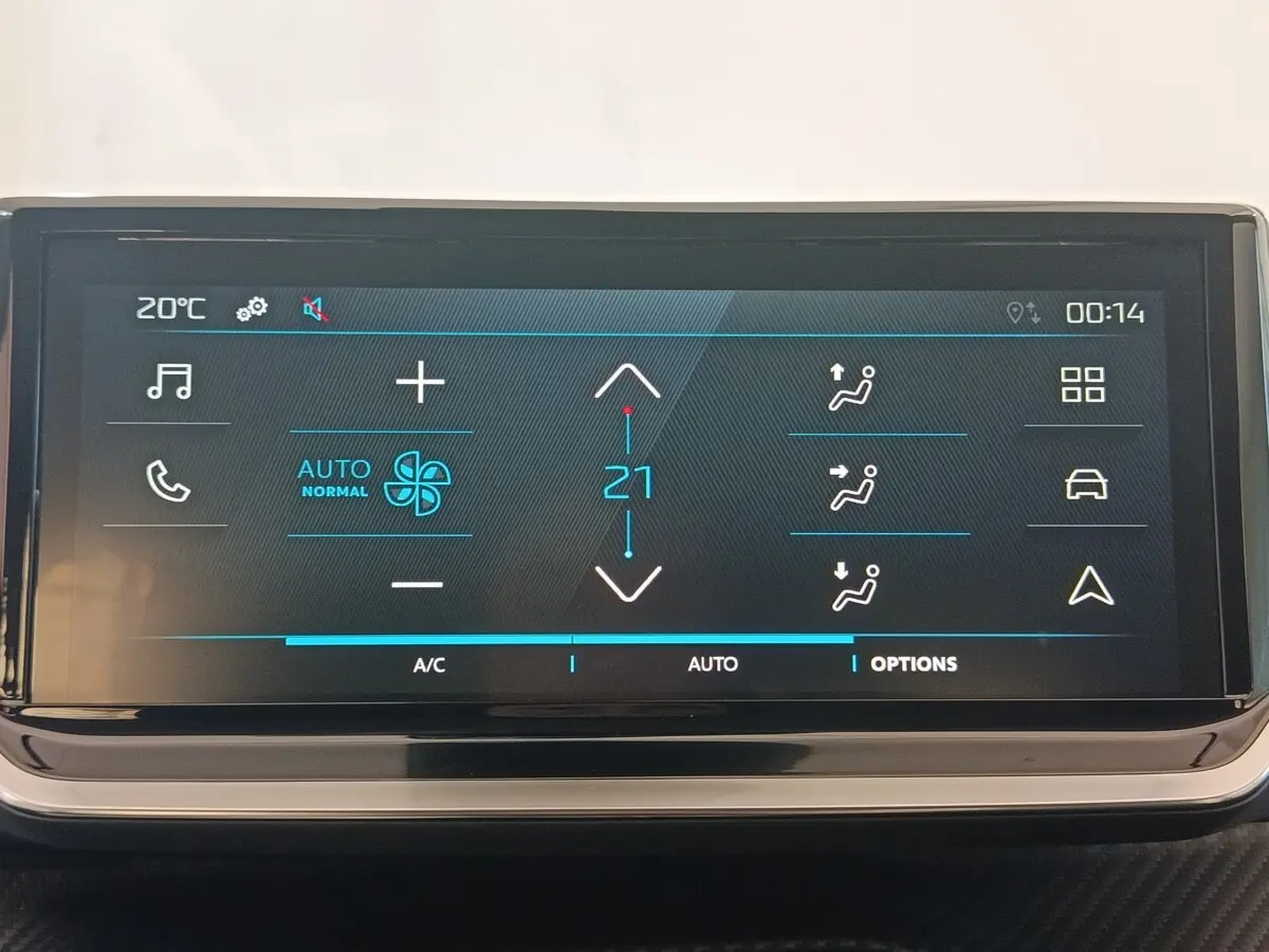 Écran tactile central de la Peugeot 208 électrique 2024 affichant les réglages de climatisation et ventilation.