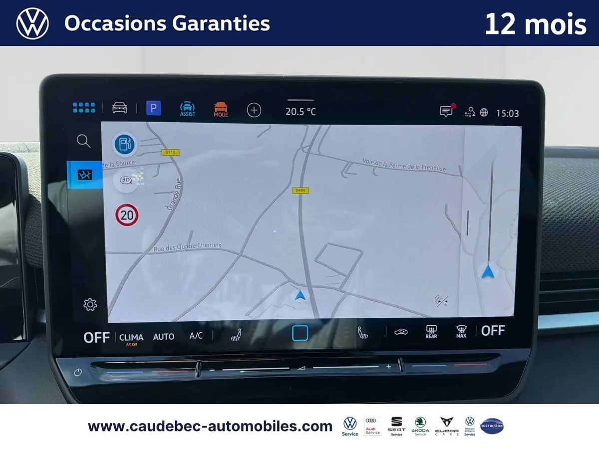 Écran tactile central du Volkswagen T-Roc 2025 affichant la navigation, vue intérieure frontale.