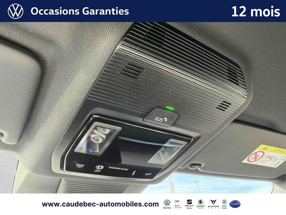 Plafonnier intérieur avec commandes SOS et éclairage, vue en légère contre-plongée dans un Volkswagen T-Roc blanc.