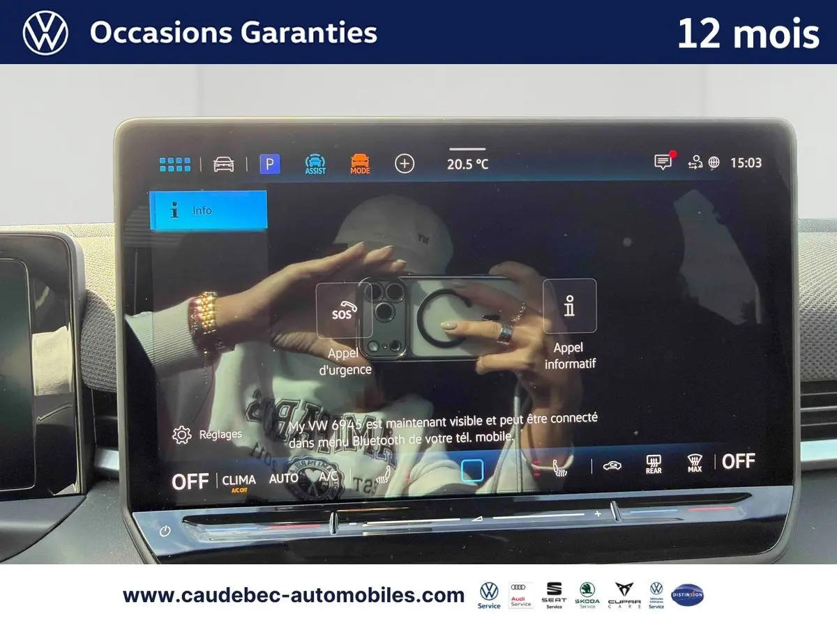 Écran tactile intérieur du Volkswagen T-Roc 2025 affichant les fonctions d’appel d’urgence et réglages, vue frontale.