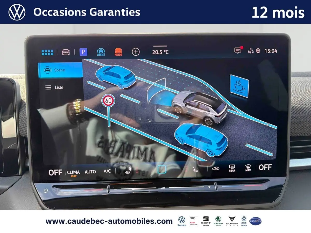 Écran tactile intérieur du Volkswagen T-Roc 2025 montrant l’assistance au maintien de voie et la limitation de vitesse.