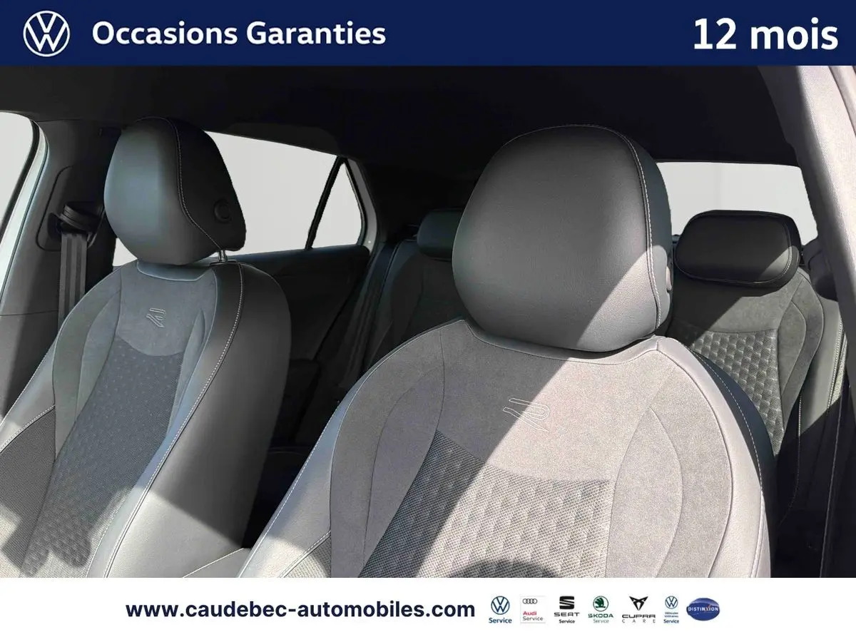 Vue intérieure sur les sièges avant sport en cuir et alcantara du Volkswagen T-Roc 2025, finition R-Line.