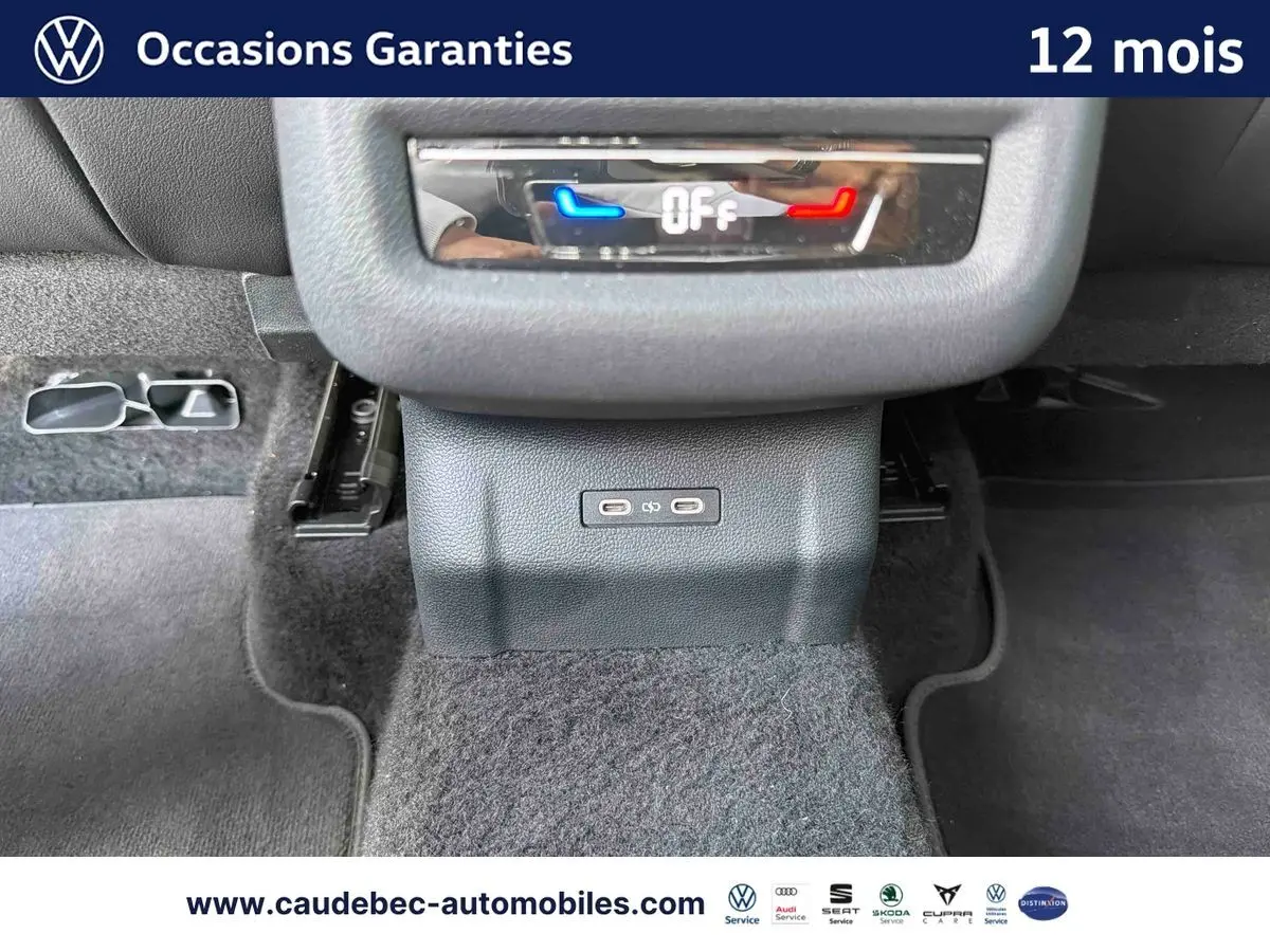 Vue rapprochée de la console centrale arrière du Volkswagen T-Roc 2025 avec ports USB-C et commande de climatisation éteinte.