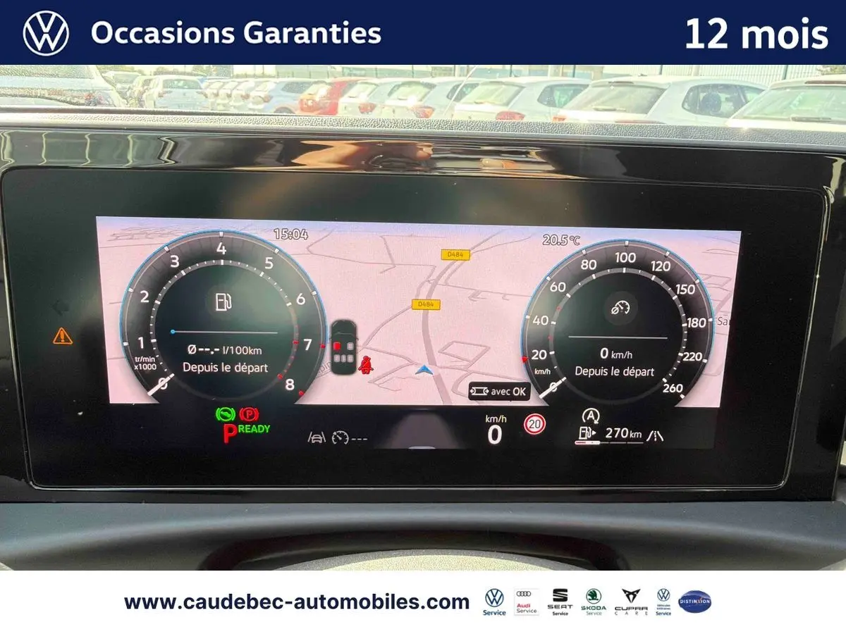 Tableau de bord numérique du Volkswagen T-Roc blanc, affichage digital avec compte-tours et vitesse à 0 km/h.