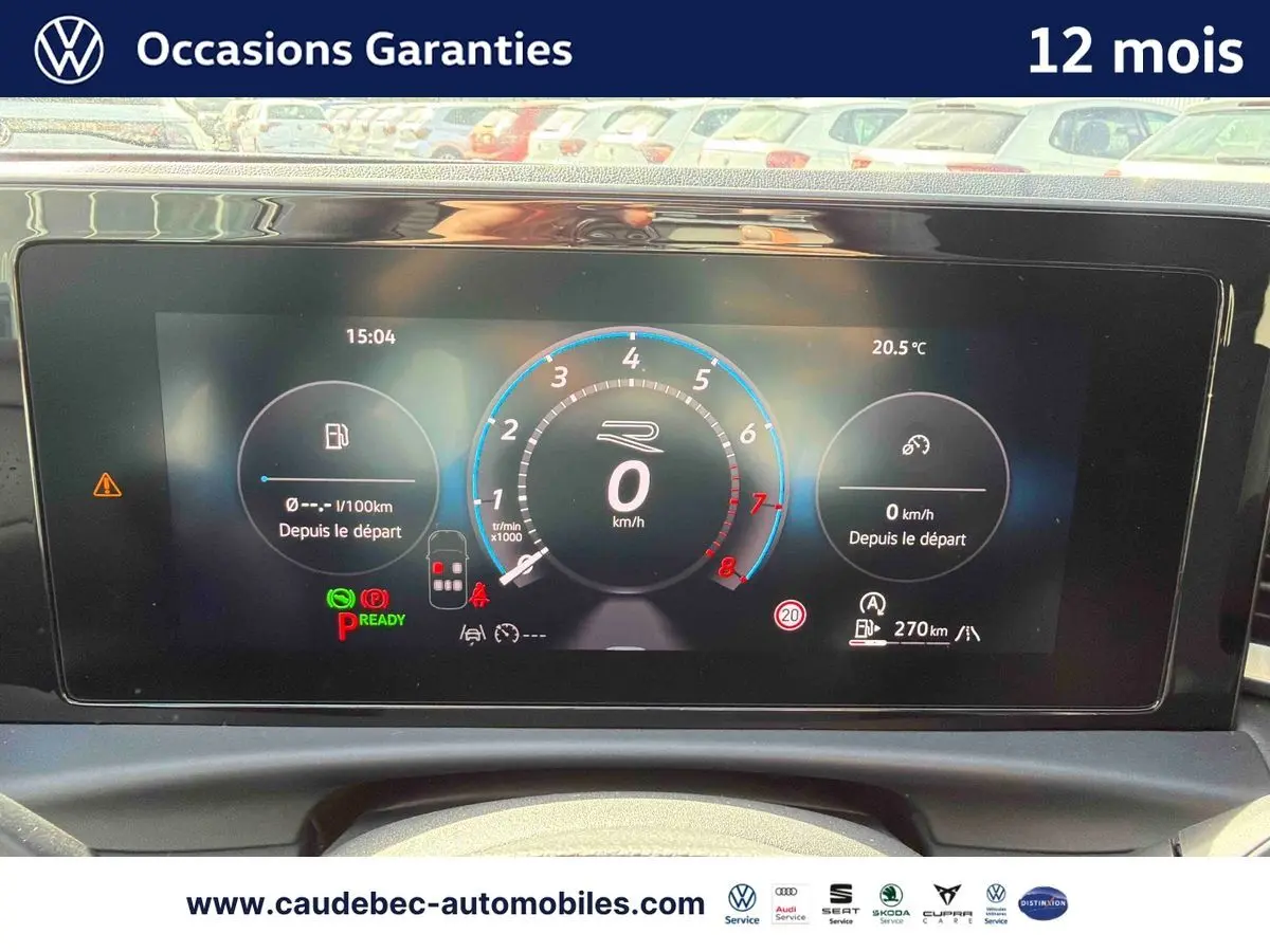 Affichage numérique du tableau de bord du Volkswagen T-Roc blanc, montrant la vitesse à 0 km/h et les indicateurs de conduite.