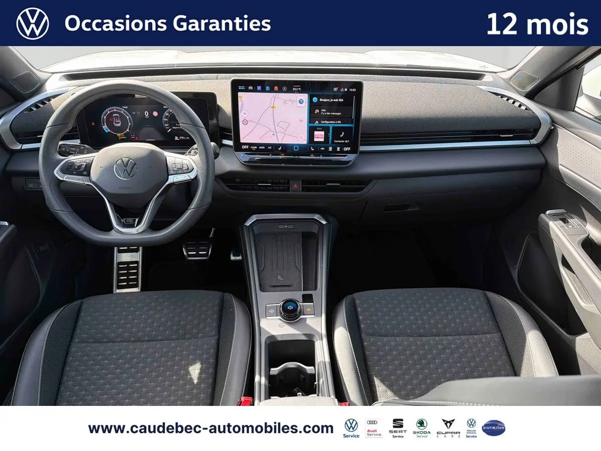 Vue intérieure avant du Volkswagen T-Roc 2025, tableau de bord moderne avec écran tactile et volant multifonction cuir.