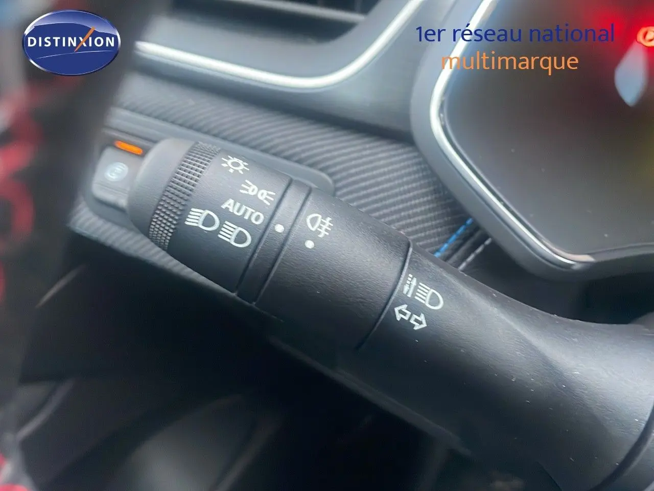 Gros plan sur la commande des phares et clignotants dans l’habitacle du Renault Captur E-Tech hybride 2025.