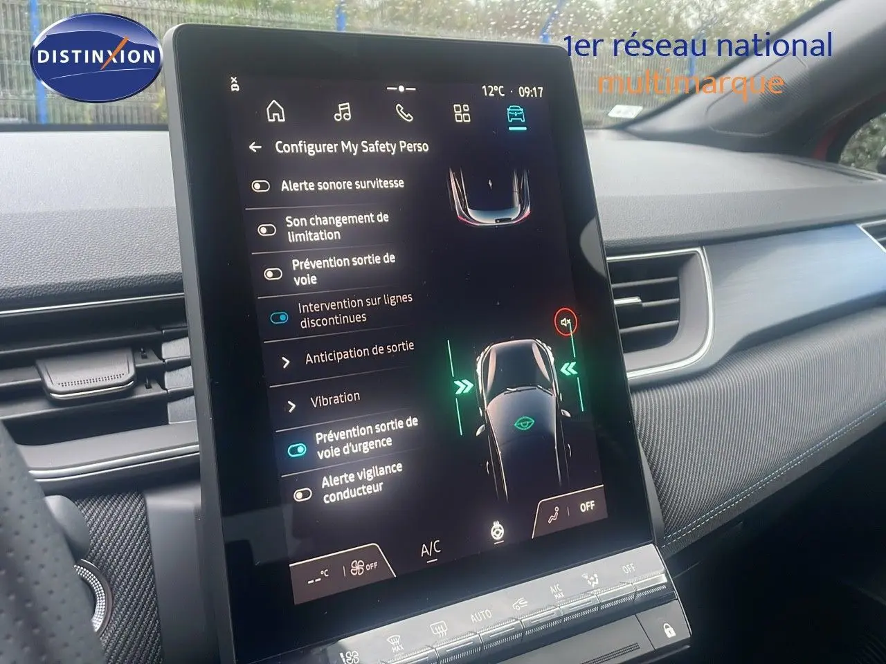 Vue intérieure du tableau de bord du Renault Captur E-Tech hybride 2025, écran tactile central affichant les aides à la conduite.