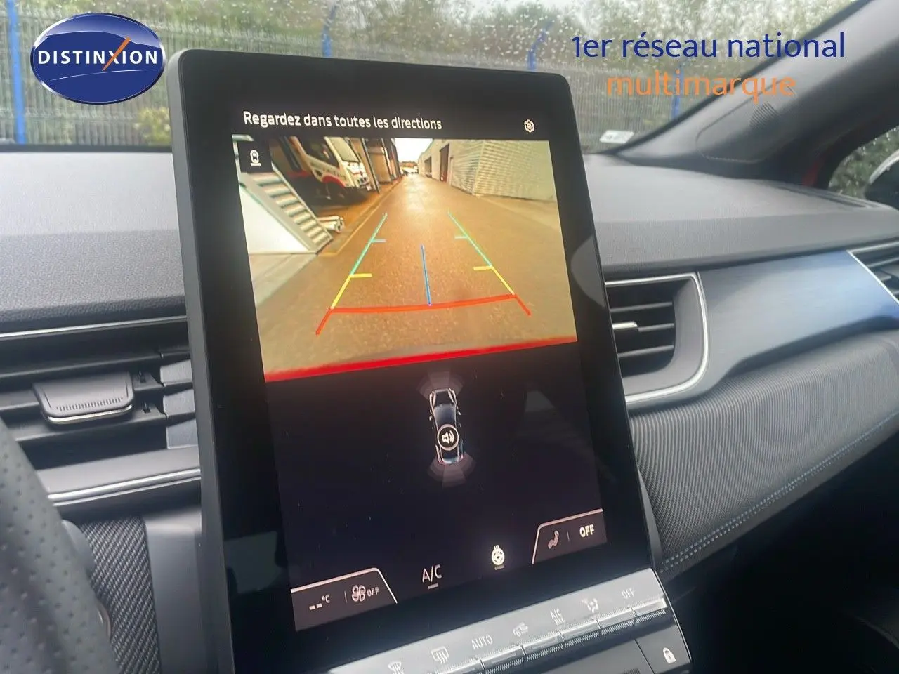 Écran central tactile montrant la caméra de recul dans l’habitacle d’un Renault Captur E-Tech hybride.